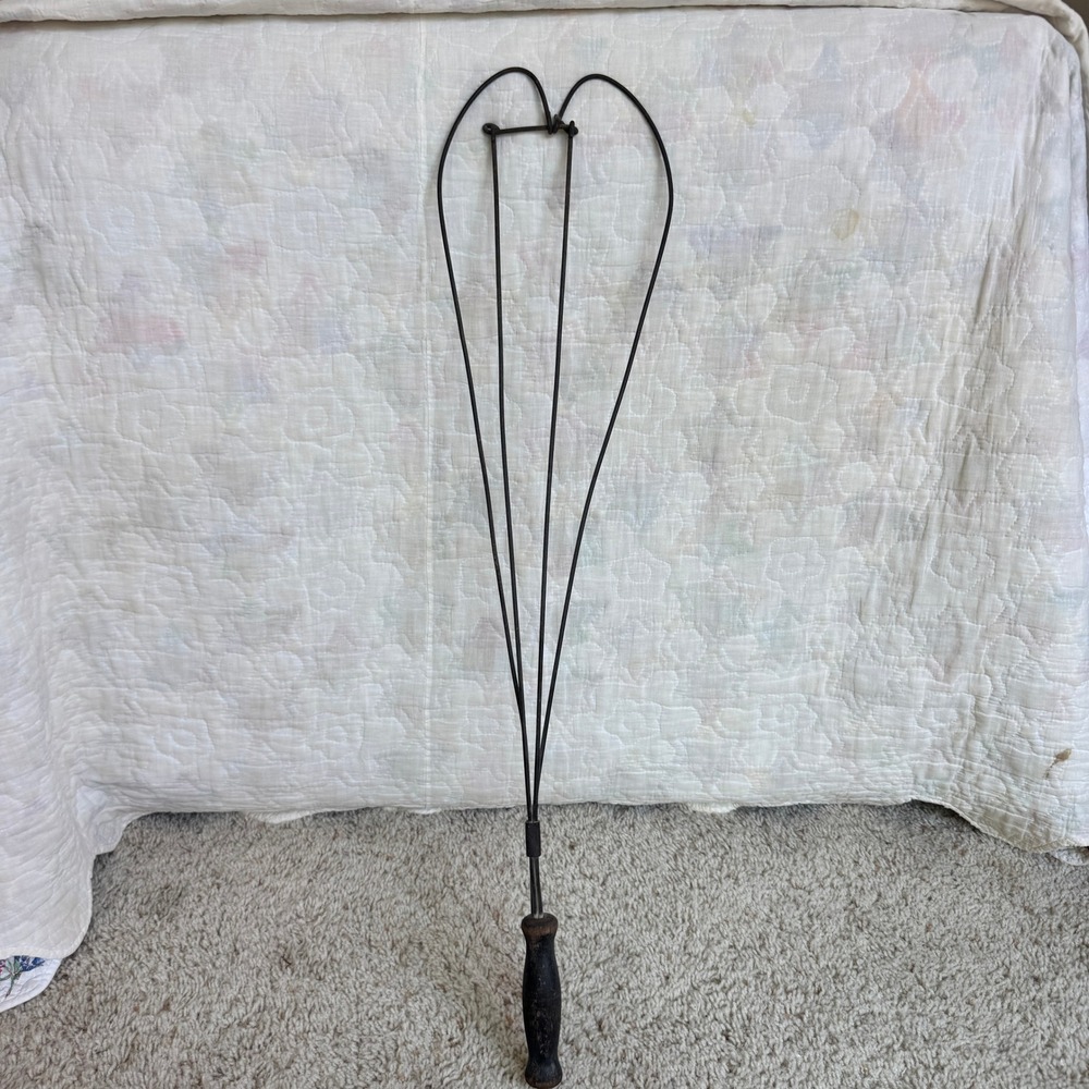 Antique Heart Shaped Wire Rug Beater Primitive Wooden Handle Vintage Tool Decor